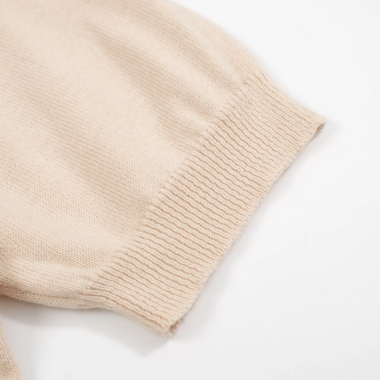 Women's khaki knitted V-neck embroidered T-shirt - Image 4