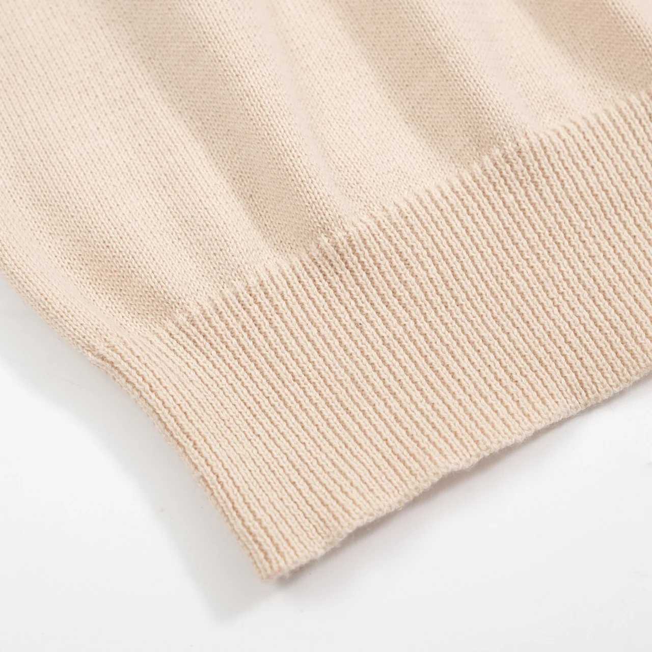 Women's khaki knitted V-neck embroidered T-shirt - Image 5